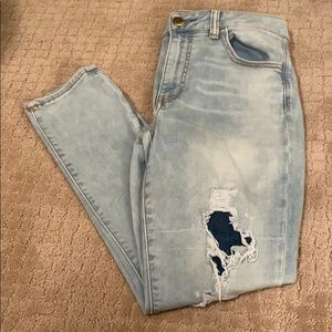 AEO Light-wash Ripped Jeans